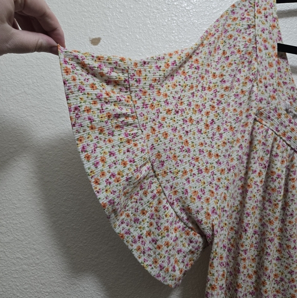 Floral Top with Ruffle Sleeves - Picture 2 of 4